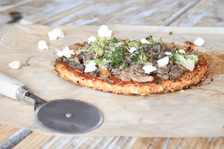 Lire la suite à propos de l’article Recette pizza chou-fleur : pâte croustillante & sans gluten
